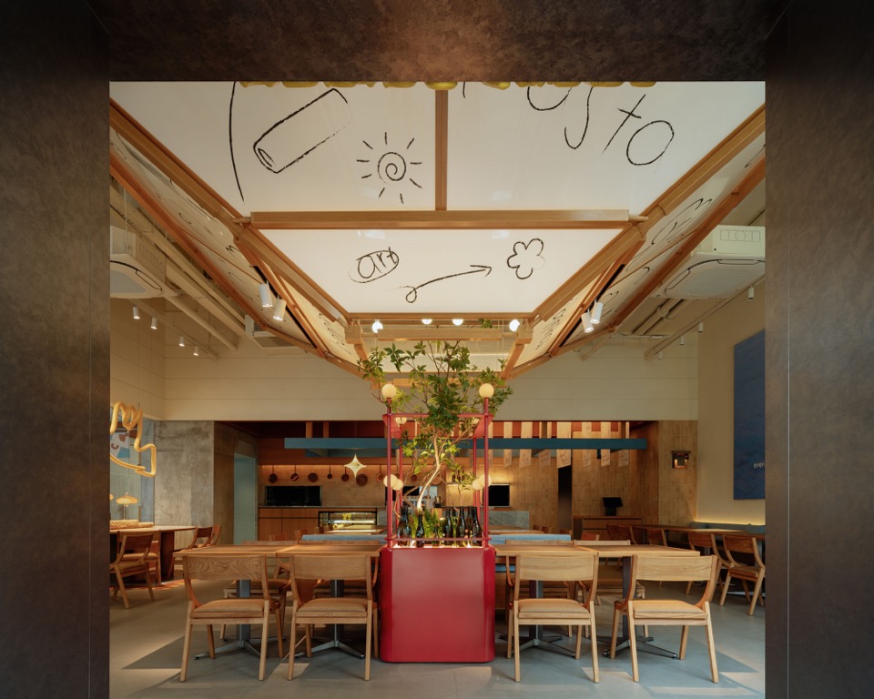 门廊与餐厅的空间联系 / Connection between passage and dining area
