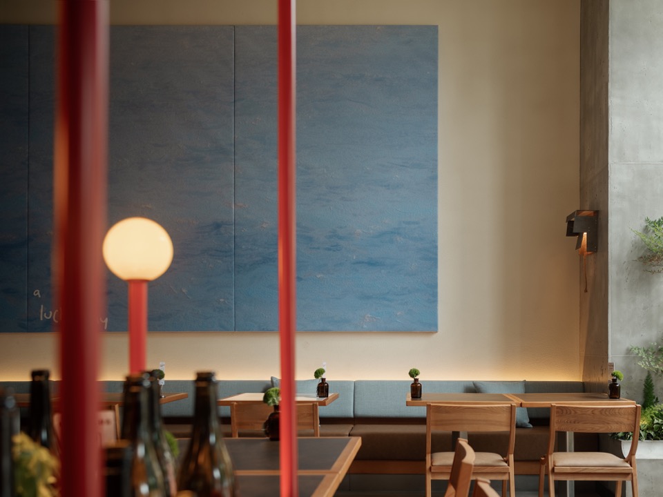 海蓝色墙画与餐桌 / Blue seascape painting and tables