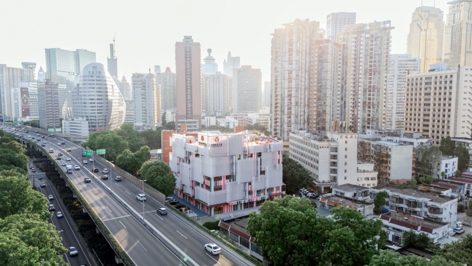 建筑与城市鸟瞰 / aerial view of the building and the city
