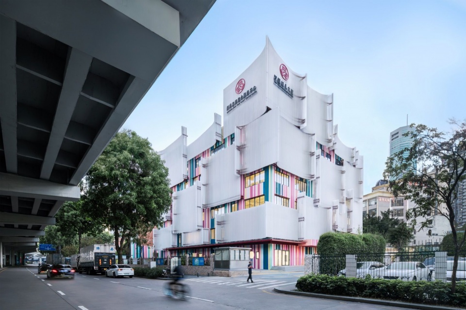 从高架桥下望向建筑 / view of the building from beneath the elevated highway
