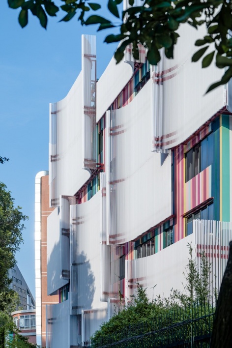 白色铝百叶后的彩色立面 1 / colourful façade behind white aluminium louvers 1