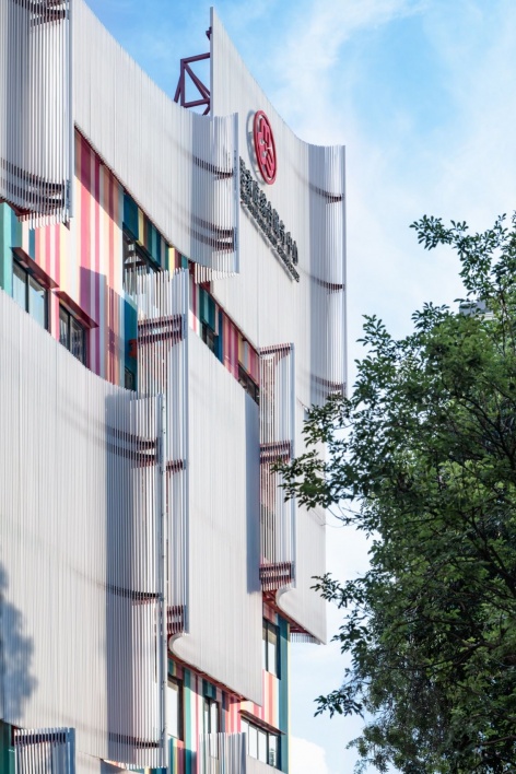 白色铝百叶后的彩色立面 2 / colourful façade behind white aluminium louvers 2