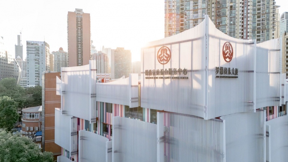 屋顶标识与城市天际线 / rooftop signage against the city skyline