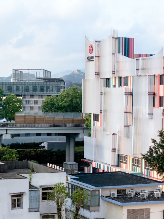 建筑与高架桥、远山 / the building alongside the highway and hills