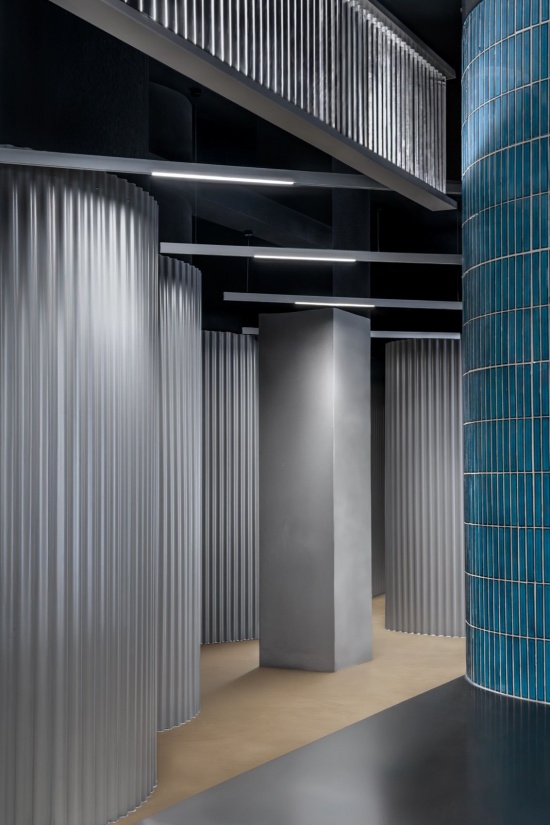 弧形银色隔断与蓝色瓷砖柱 / curved silver partitions and blue tiled column