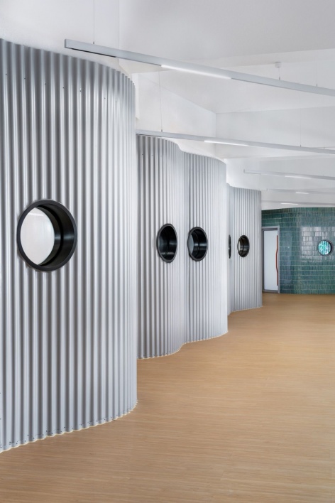 弧形隔断与圆窗 / curved partitions with round windows