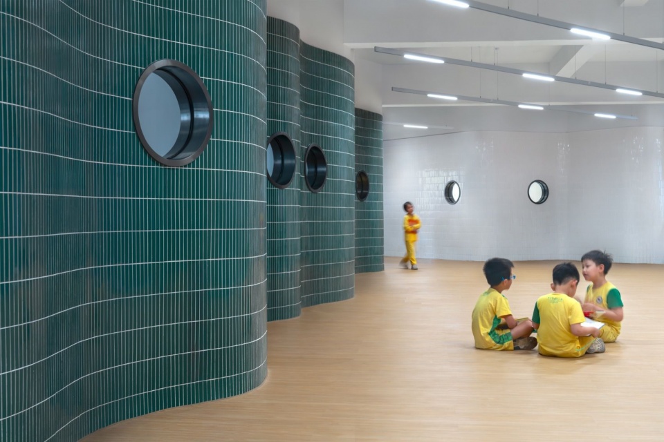 绿色瓷砖曲面墙与游戏区 / green tiled curved wall and play area