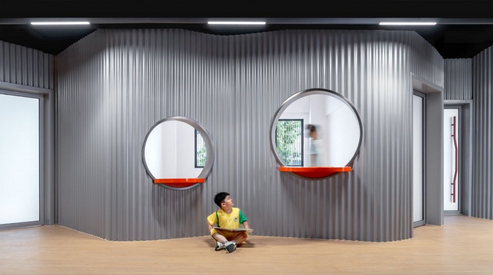 圆窗与互动座位 / round windows with interactive seating
