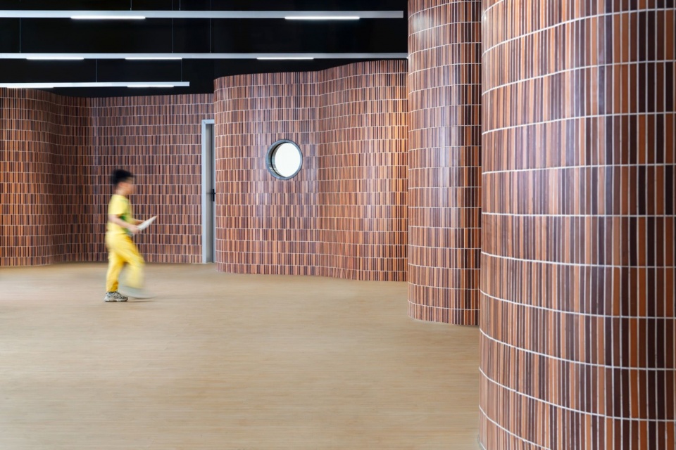 暖色瓷砖大厅 / terracotta tiled hall