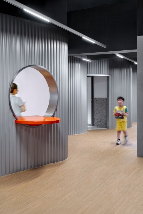 弧形走廊与圆窗 / curved corridor with a round window
