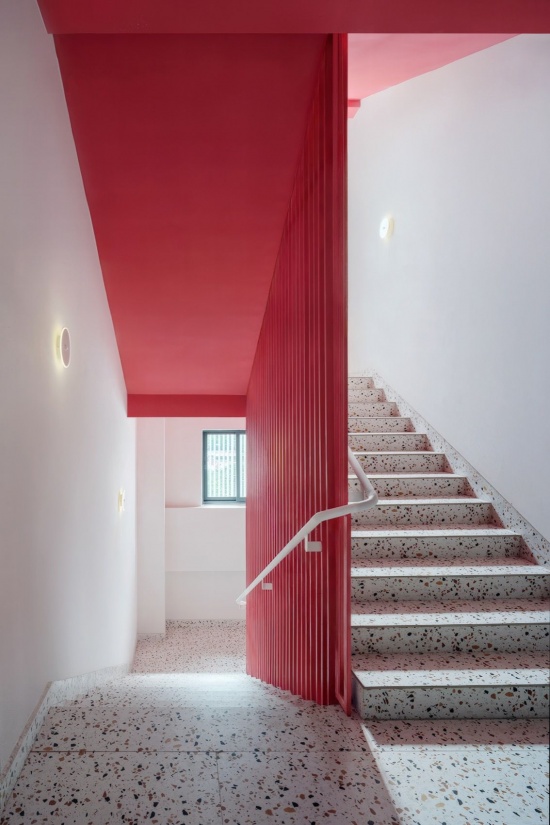 红色楼梯间 / red staircase