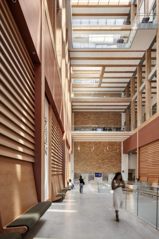 中庭首层与Musqueam艺术墙,atrium ground floor with Musqueam art wall