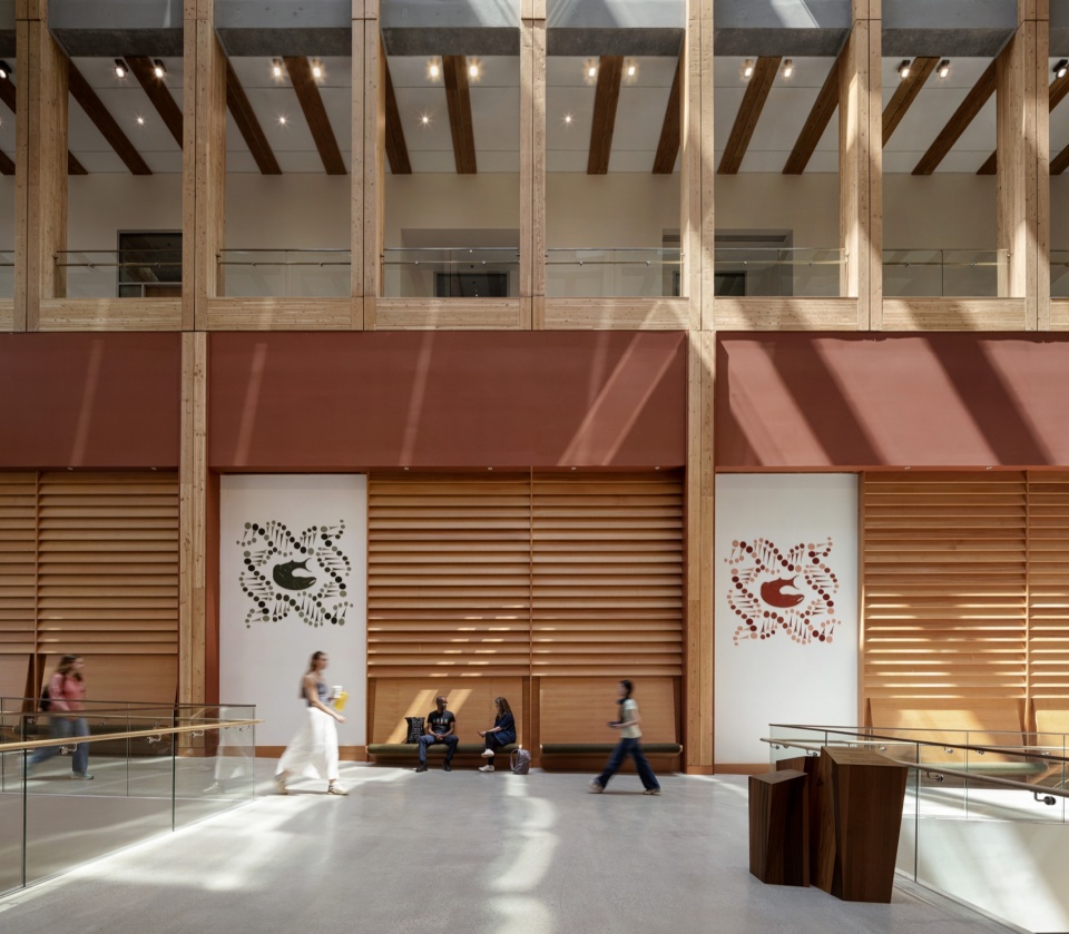 中庭连桥与艺术挂幅,bridges and art banners in the atrium