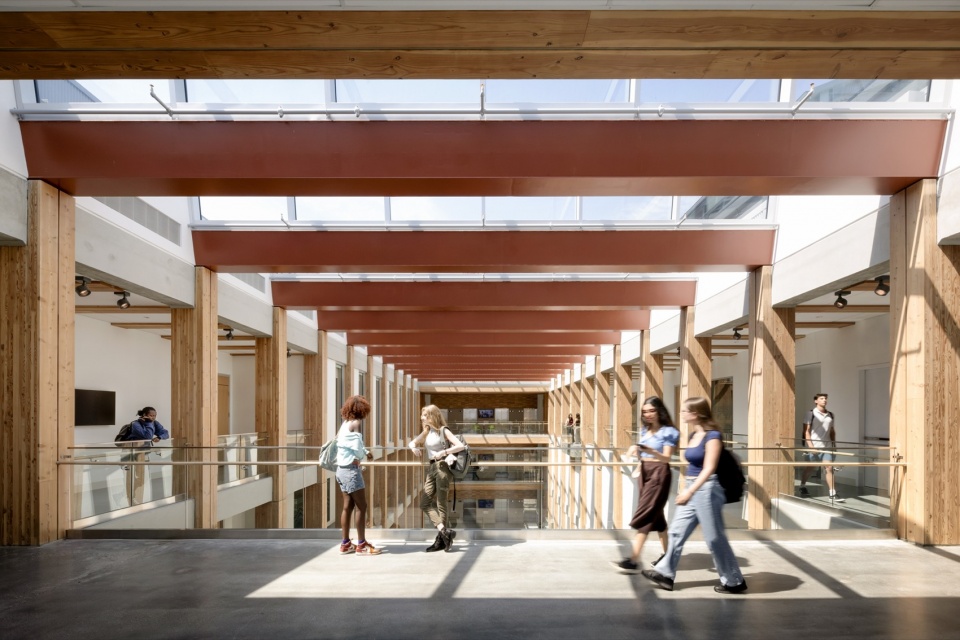 中庭内的连桥走道,bridge walkway in the atrium