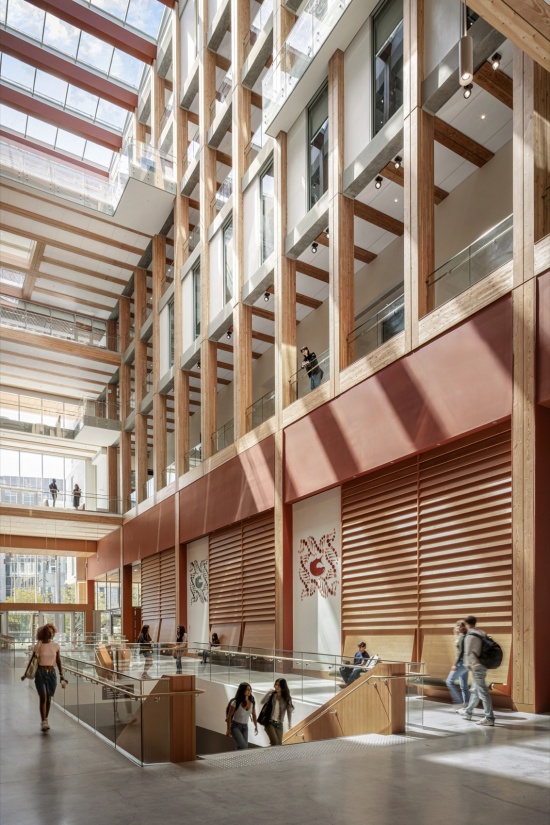 中庭内的连桥与木结构,bridges and timber structure in the atrium