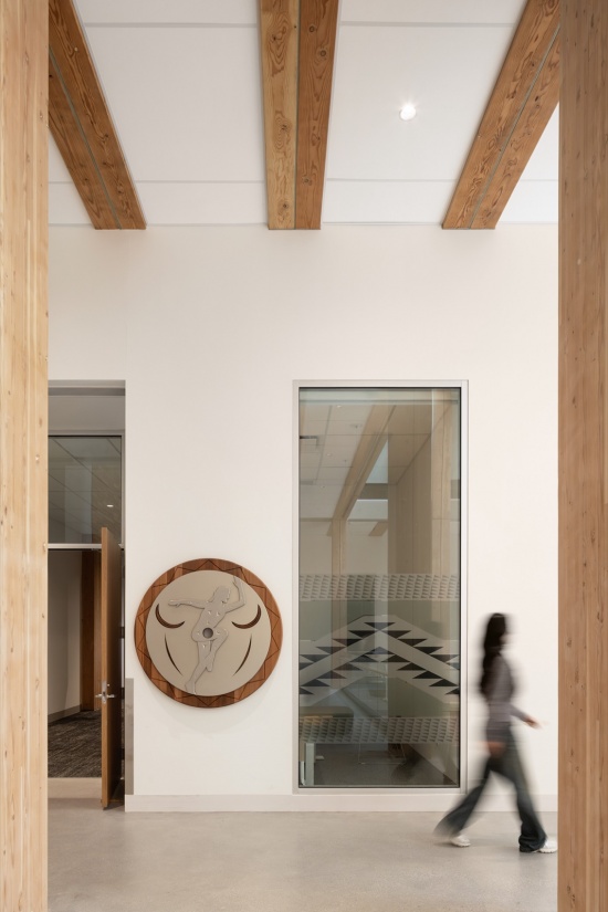 走廊内的Musqueam圆形艺术品,Musqueam circular artwork in the corridor