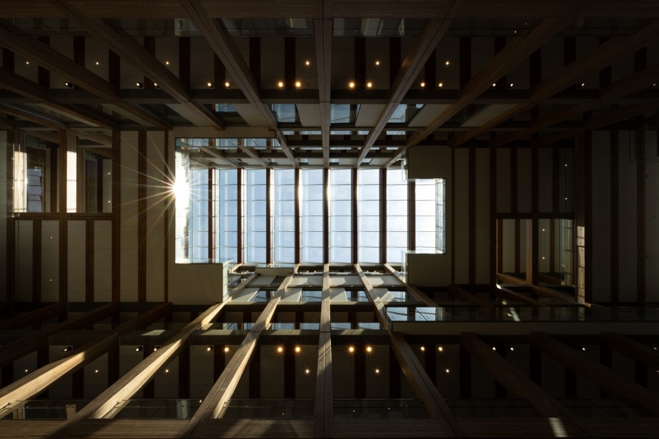 中庭顶部的天窗结构,skylight structure above the atrium