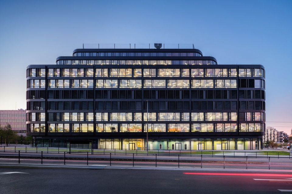 建筑夜景 / Exterior at dusk