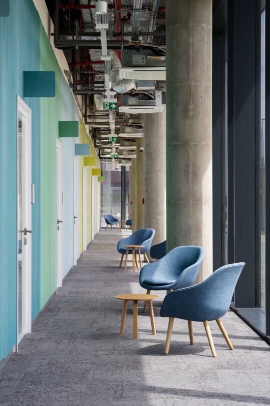 临窗休息区 / Window-side seating