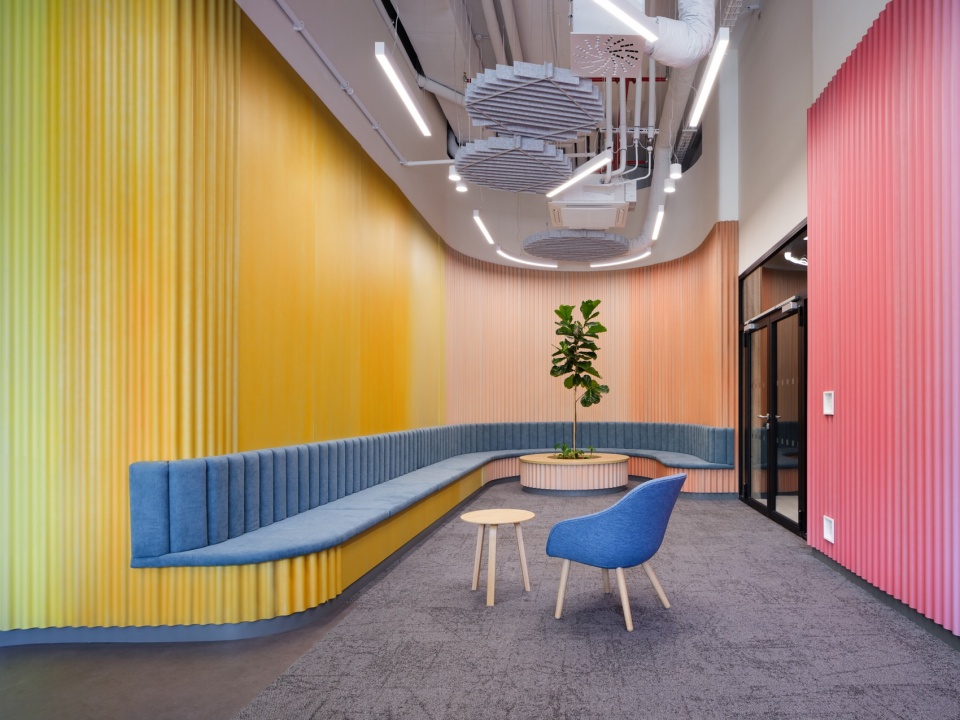 沿表膜展开的休闲座席 / Seating along the membrane