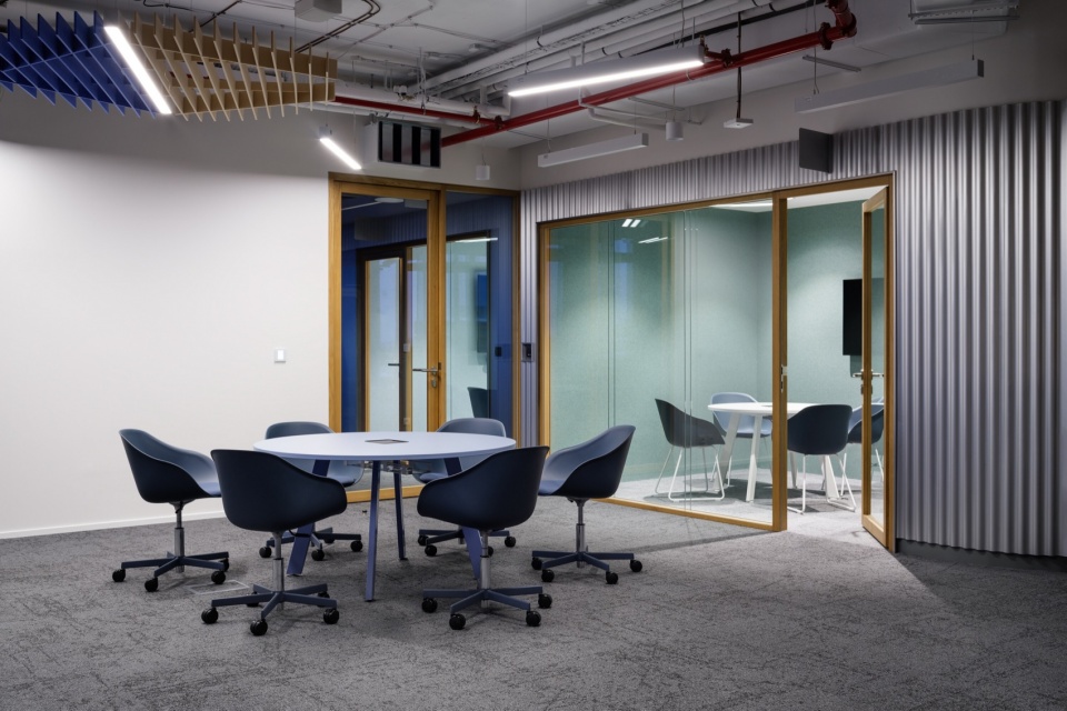 玻璃围合的会议室 / Glass-enclosed meeting room