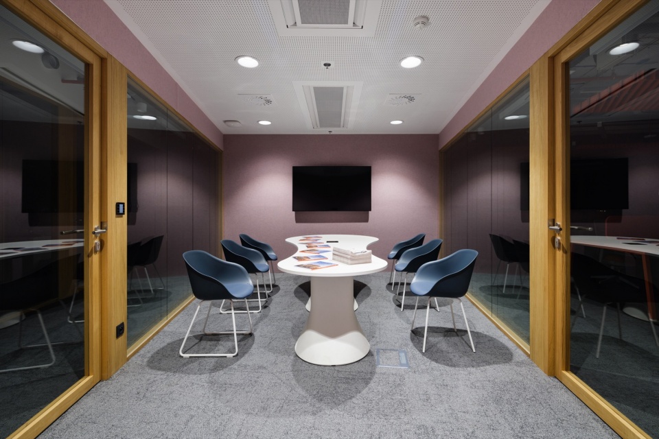 核心内的会议空间 / Meeting space within the core