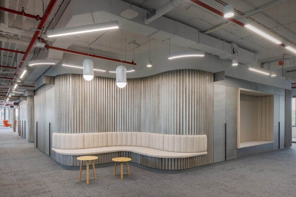 金属核心与休息区 / Metal-clad core and seating