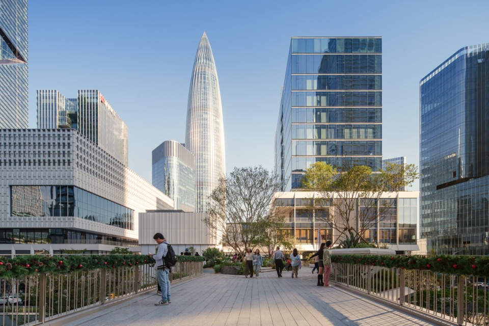 空中连廊望向城市天际线