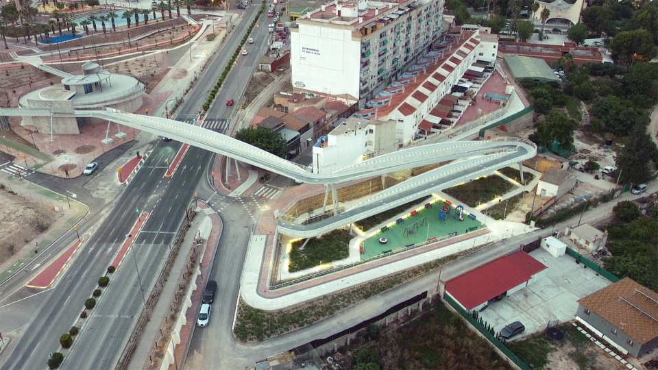 人行桥及交汇节点的鸟瞰 / Aerial view of the footbridge and the junction node