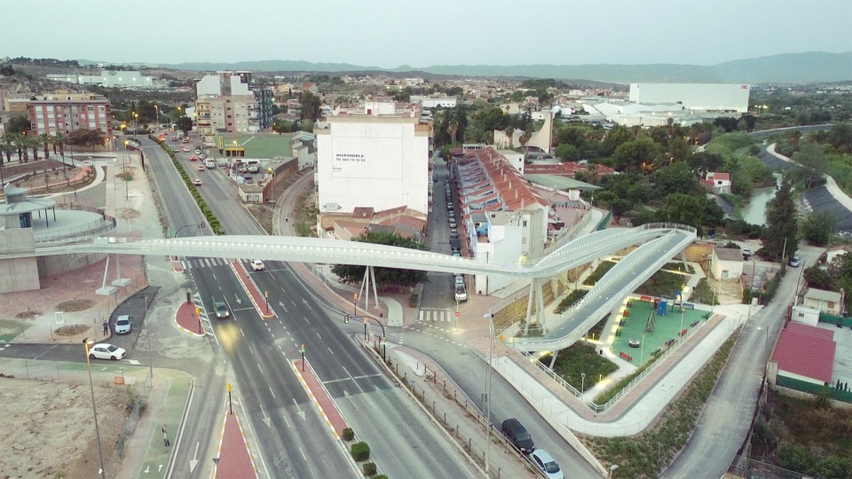 桥体跨越城市道路的鸟瞰 / Aerial view of the bridge crossing the urban roads