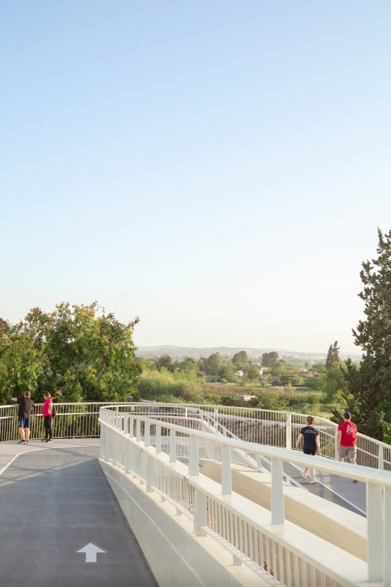 桥面通向滨河绿道 / The deck leading to the riverside greenway