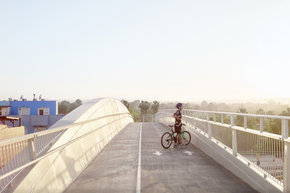 骑行者穿行桥面 / A cyclist crossing the deck