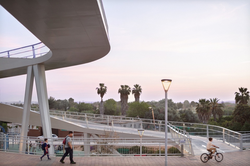 暮色中的桥体与使用者 / The bridge and its users at dusk