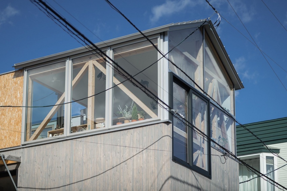玻璃顶层棚架近景 / close-up of the glazed rooftop shed