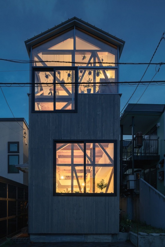 黄昏的立面 / the facade at dusk