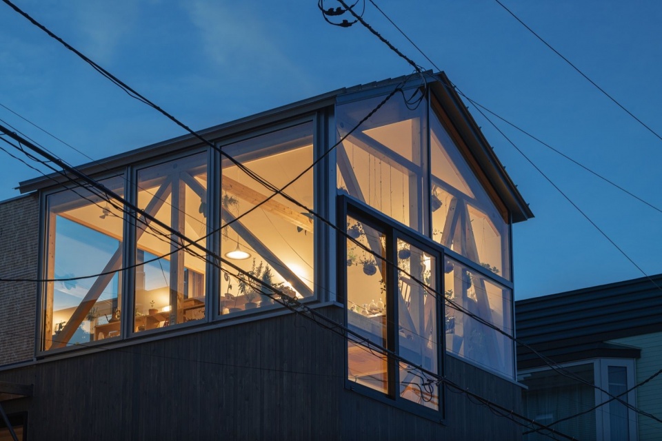 暮色中的顶层 / the top floor at dusk