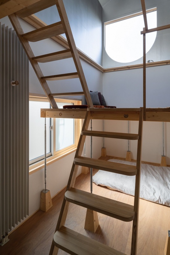 通往阁楼的梯子 / ladder to the loft