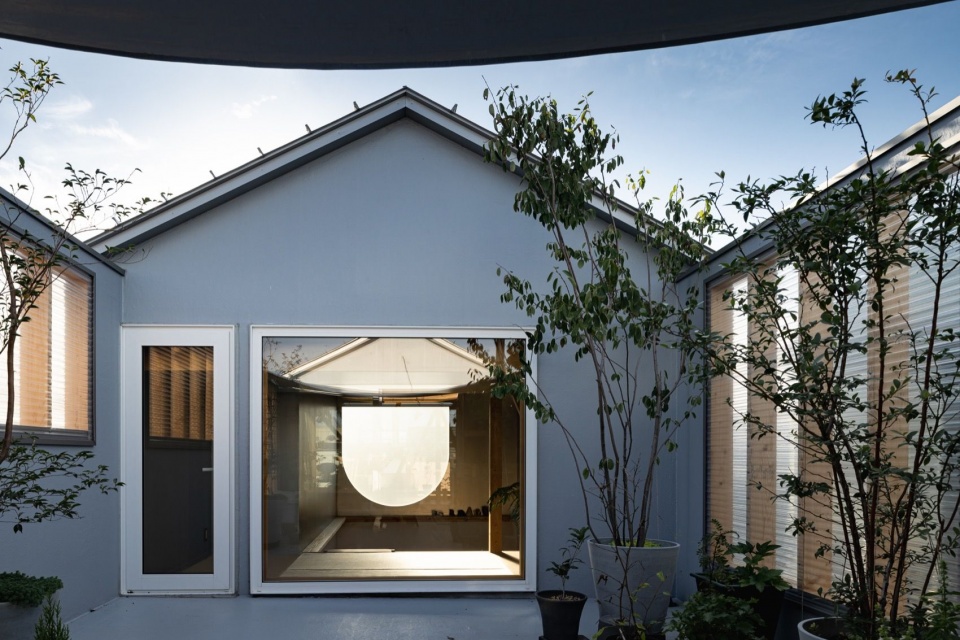 庭院望向西窗 / the west window seen from the courtyard