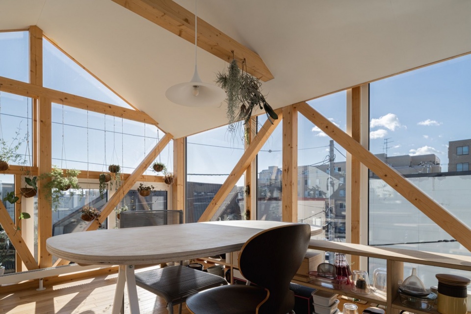 餐桌与城市景观 / dining table and the city view