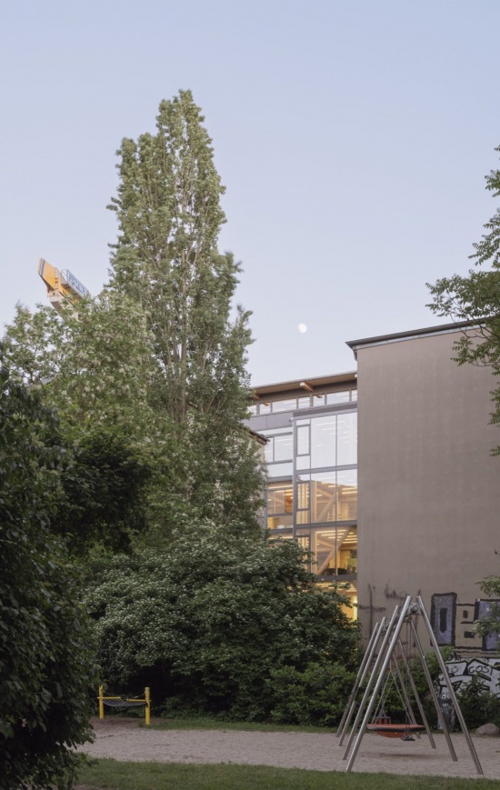 庭院中的新建筑 / the new building in the courtyard