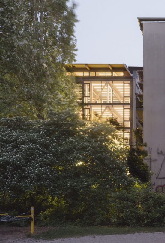 暮色中的木结构扩建翼楼 / the timber annex at dusk