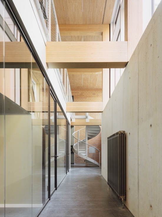 玻璃连廊与木梁 / the glazed corridor and timber beams