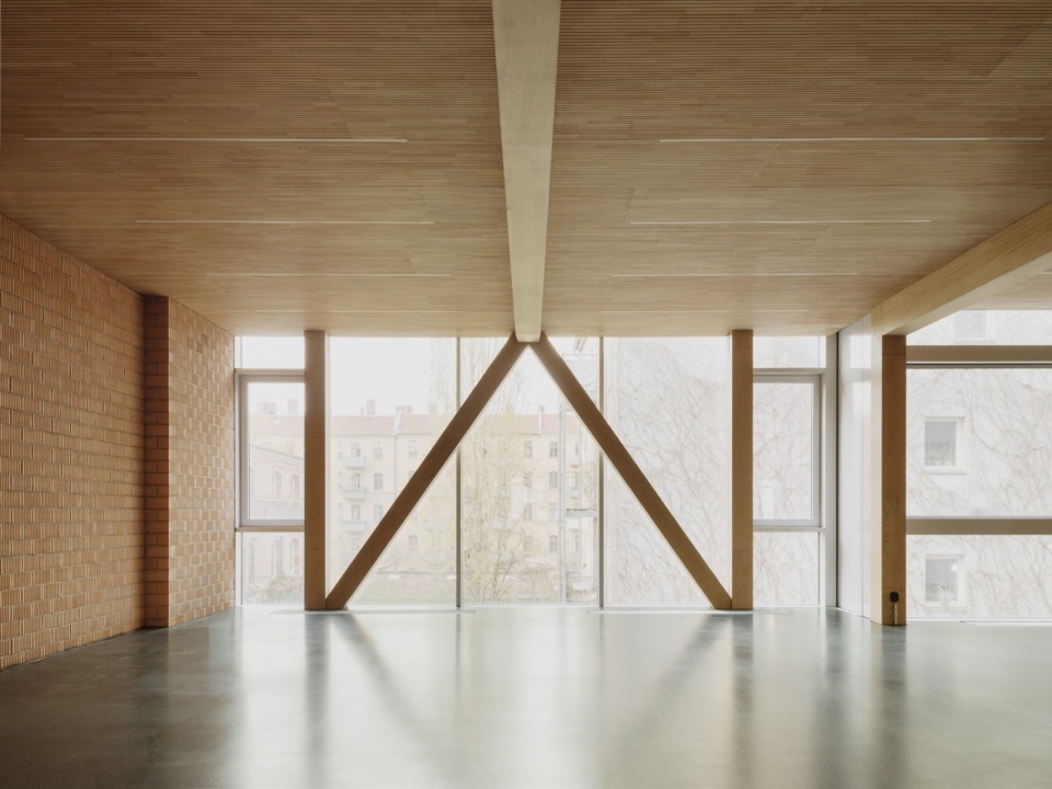 V形斜撑木结构楼层 / timber floor with V-shaped struts