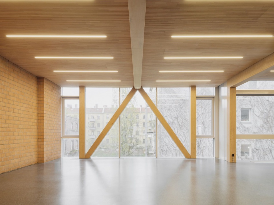 集成照明的木吊顶 / timber ceiling with integrated lighting
