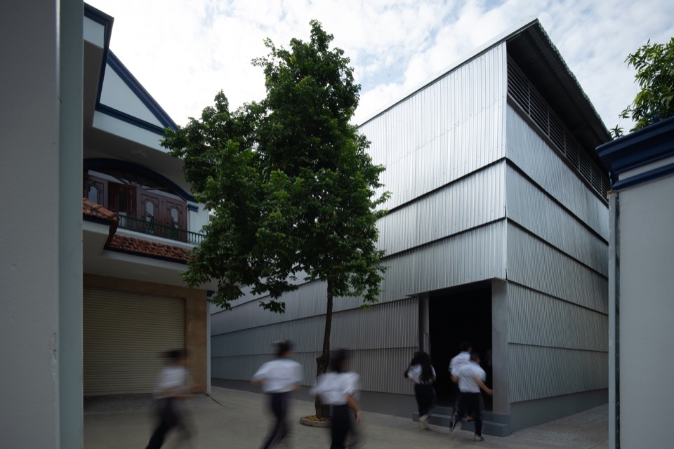 街道中的体育馆 / Sports hall in its street setting