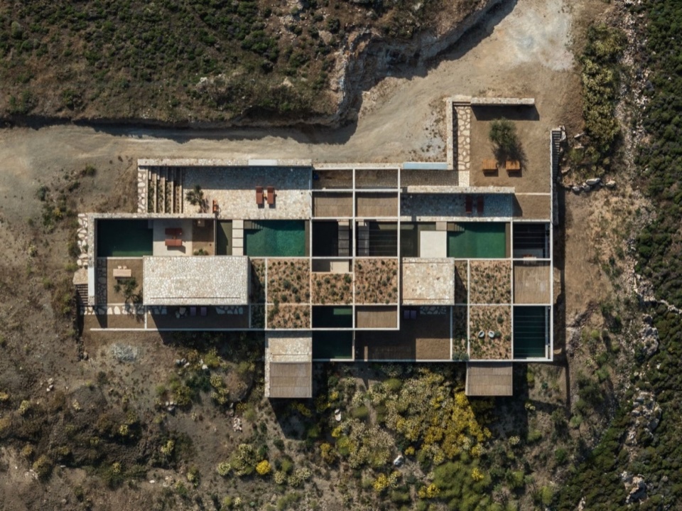 网格与庭院俯瞰 / Overhead view of the grid and courtyards
