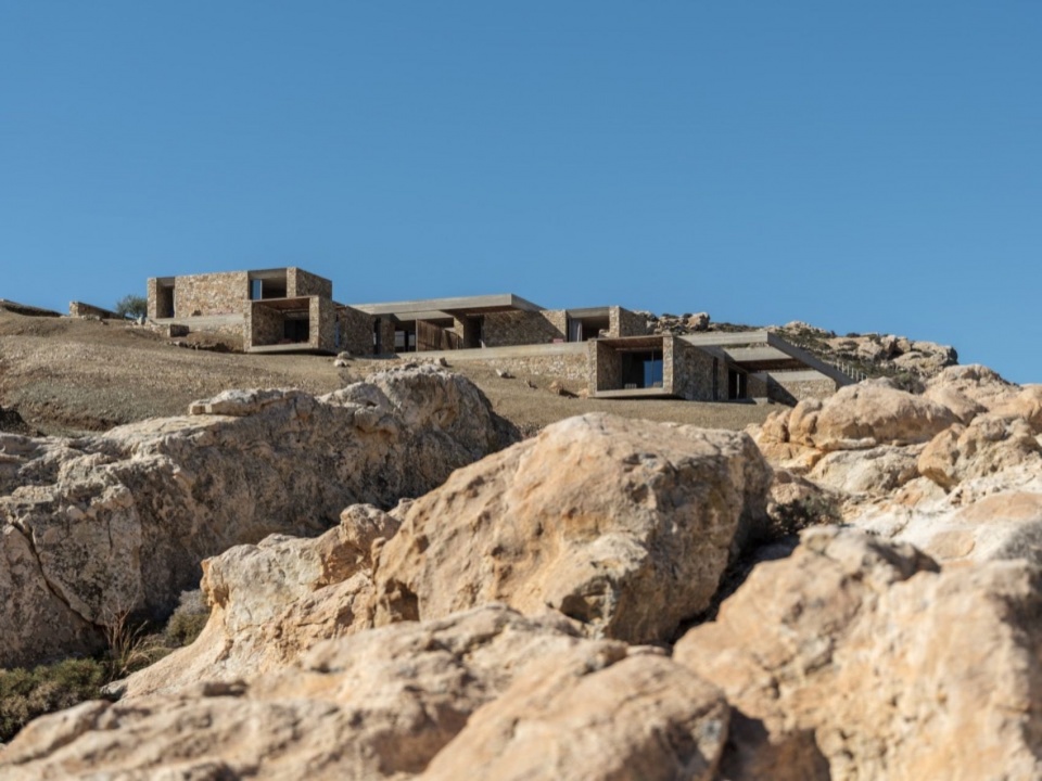 嵌入岩坡的体量 / Volumes embedded in the rocky slope
