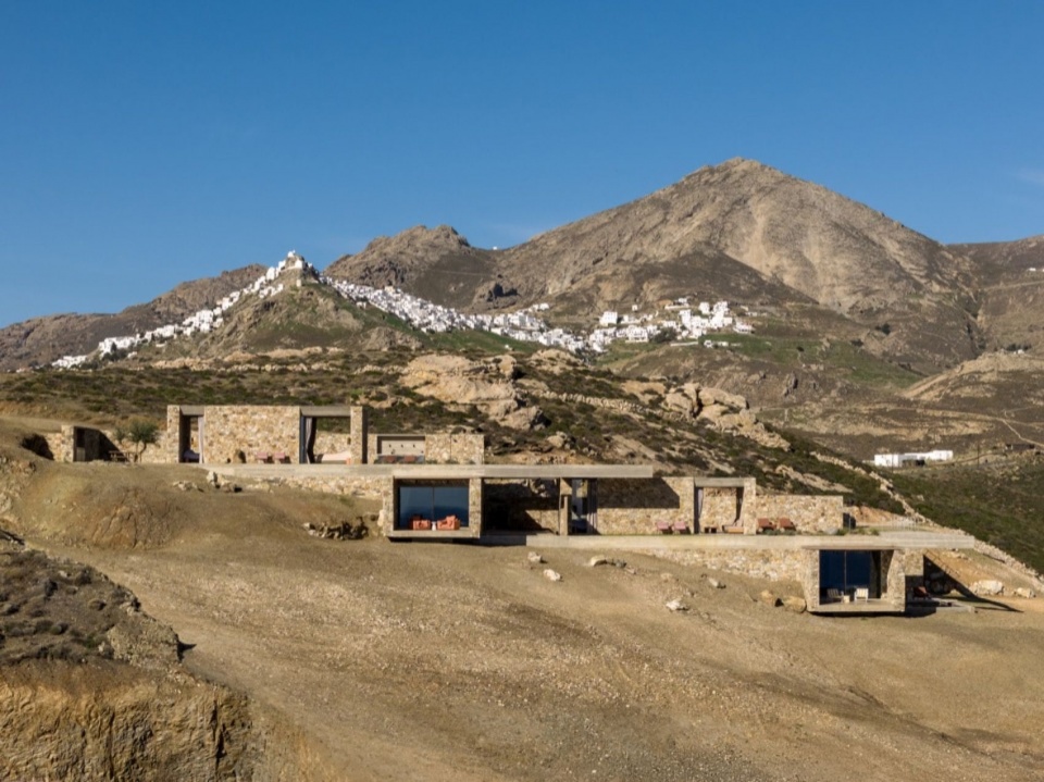山坡与建筑全景 / Panorama of the hillside and retreat