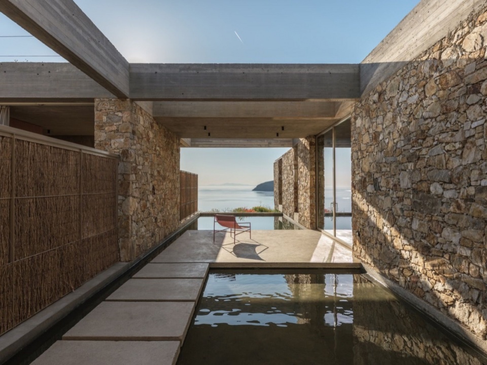 日光下的庭院 / Courtyard in daylight