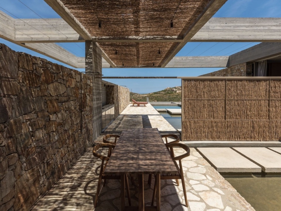 芦苇遮荫下的户外用餐空间 / Outdoor dining beneath reed shading